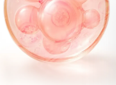Illumine le teint, réduit les taches pigmentaires et resserre les pores pour une peau plus lisse et un grain de peau visiblement unifié.